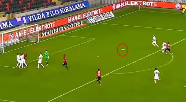 Interesting moments in the Super League! While everyone was separating the fight, he charged in and scored a goal.