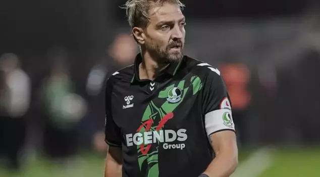 Caner Erkin is in the spotlight again! Look at why he received a red card this time.