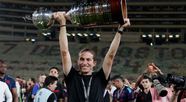 Filipe Luis has already drawn attention with the number of trophies he has won in his coaching career, which he started 1.5 years ago.