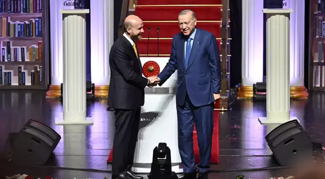 Emotional moments on stage! Bilal Erdoğan first shook hands with his father and then...
