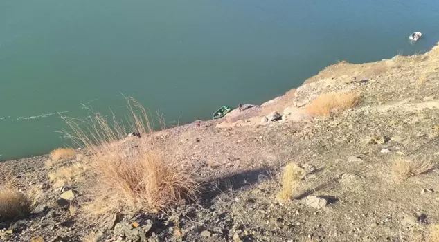 A vehicle rolled into a dam in Van! One person has died, and two people are missing.