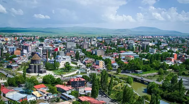 In Kars, with a central population of 100,000, the number of vehicles has exceeded 50,000.