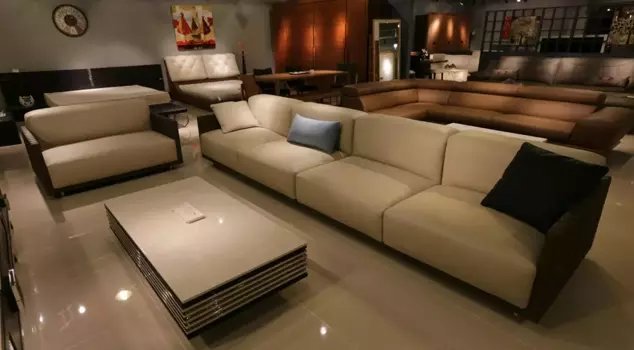 A 77-year-old furniture giant has gone bankrupt! Stores are closing one by one.