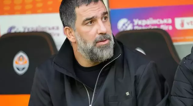 Arda Turan officially lost it: He stormed the opposing team's bench.