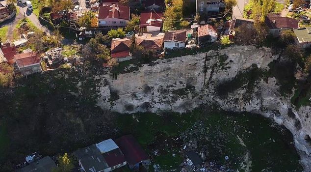 The image is from Istanbul! Lives on the edge of the cliff.