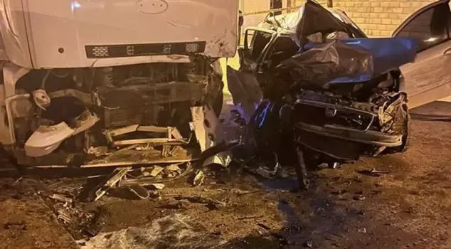 A vehicle that lost control crashed into a truck! Two young people tragically lost their lives.