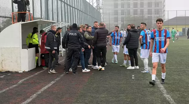 The field was chaotic in the Super Amateur League: 5 red cards were issued, and the referee postponed the match.