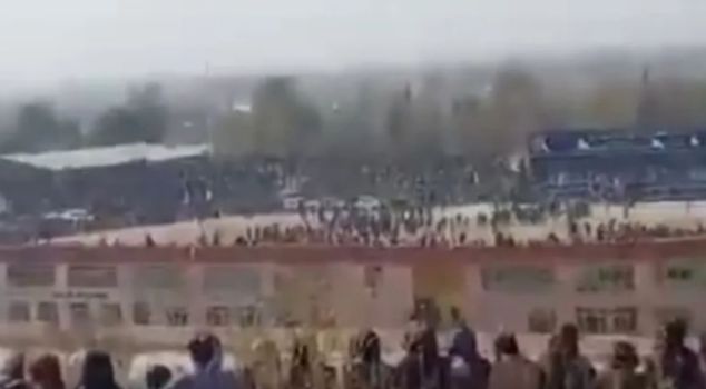 В Афганистане 13-летний мальчик казнил убийцу своей семьи на глазах у тысяч людей.