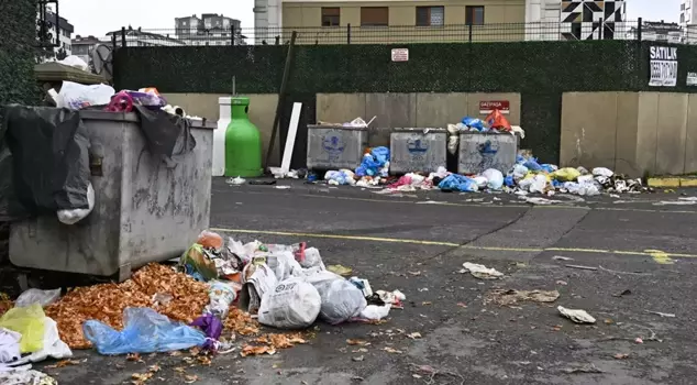 The municipality's garbage collection service has stopped, and garbage mountains have formed in the district.