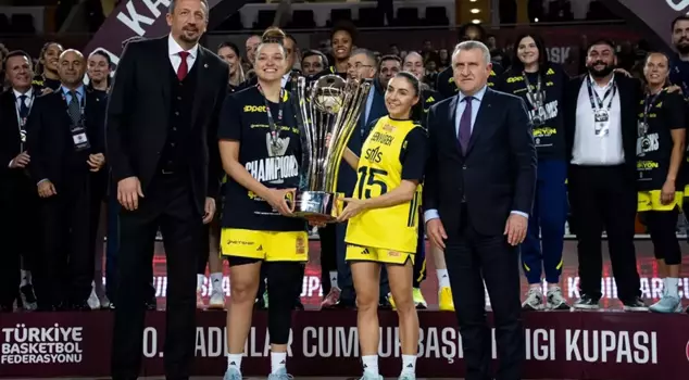 Fenerbahçe Opet lifted the championship trophy.