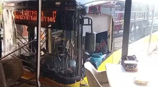 The IETT bus crashed into a pastry shop! There are injured people.