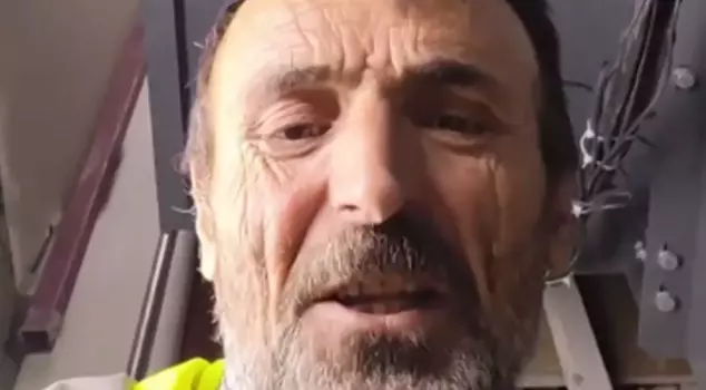 He stepped under the elevator, challenging death!