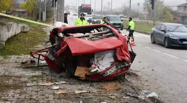 Terrible accident! The Tofaş crumpled like paper after being hit by the truck.