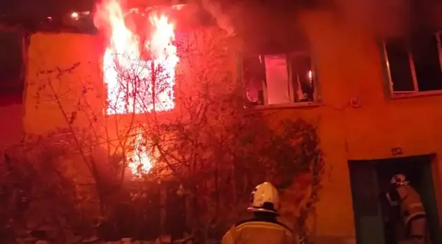 In the fire that broke out in the detached house, the mother died and the daughter was injured.