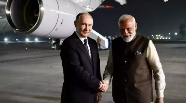 Putin in India after 4 years: Thousands followed his plane.