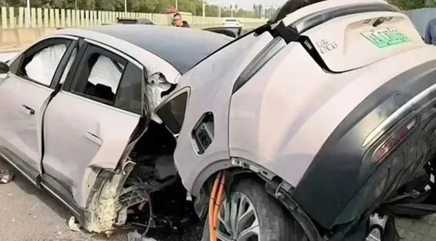 الشاحنة الكهربائية للشركة الكبرى انقسمت إلى نصفين في حادث.