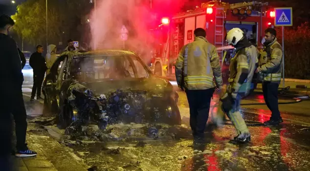 A car caught fire while in motion in Küçükçekmece and became unusable.