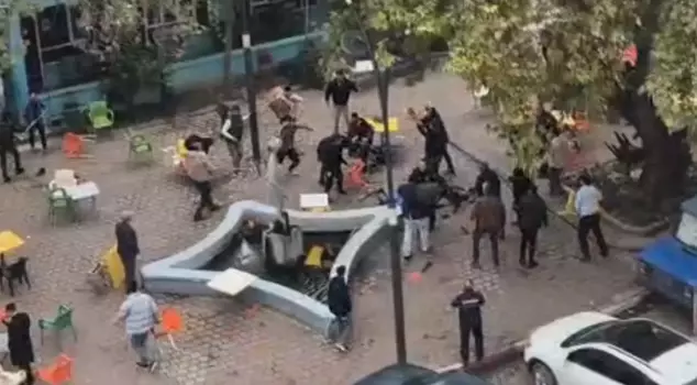 A discussion that started in a café in Manisa turned into a fight involving 80 people.