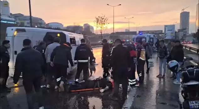 A service minibus overturned on the D-100 in Maltepe.