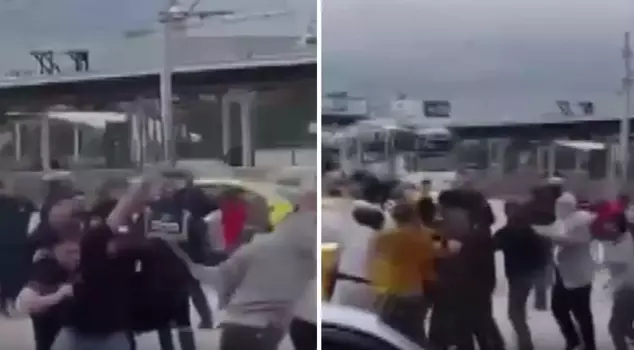 Уличная битва на площади! Они безжалостно били друг друга железными палками.