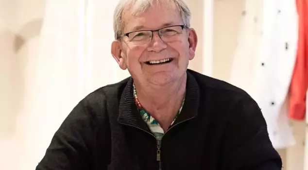 عُرف المصور الوثائقي الشهير عالميًا مارتن بار، بأنه توفي.