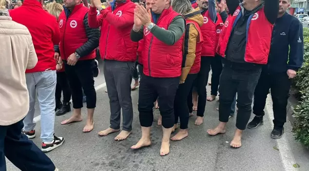 Everyone who went out to the street saw a barefoot activist.
