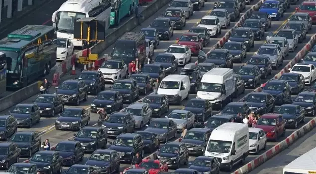 The state will refund the highway toll for those who stay in traffic for 10 minutes or less.