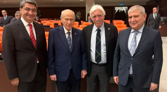 اللقطة التي لفتت الانتباه في المجلس! الملاحظة التي كتبت على الصورة جذبت الانتباه.