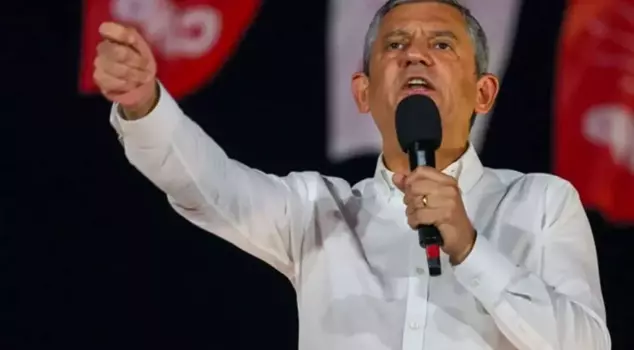 CHP lideri Özgür Özel'den emeklilere 'bir asgari ücret ikramiye' vaadi. 

Перевод: Лидер CHP Озгюр Озель пообещал пенсионерам 