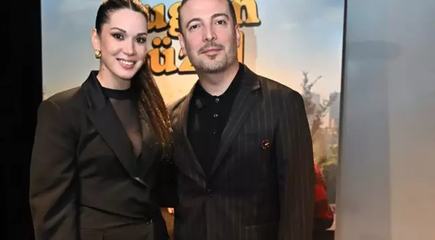 Oğuzhan Koç is in love! He kissed his girlfriend Hazal Subaşı on the lips.