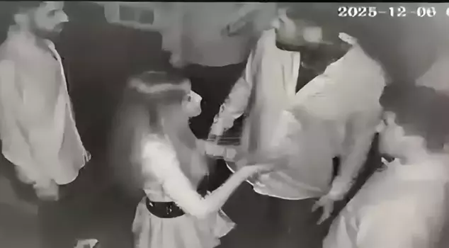 Согласно обвинению, выдвинутому против участницы Survivor Айджан Янач, она избила женщину в развлекательном заведении: 