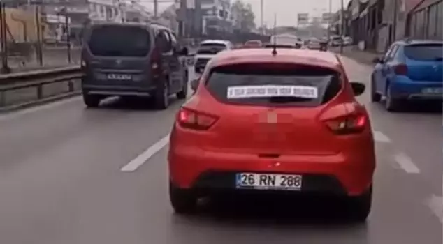 عَلَامَةٌ عَلَى خَلْفِيَّةِ السَّيَّارَةِ أَحْدَثَتْ حَالةً مِنَ الدَّهْشَةِ! مَن رَآهَا أَخَذَ يَتَصَلُّ بِهَاتِفِهِ.