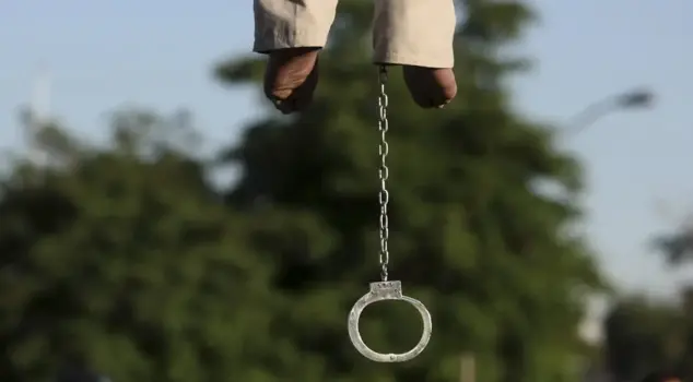 أُعدمت الأم التي عذبت طفلها بالتبني وتسببت في وفاته.