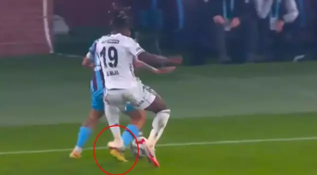 Beşiktaş was reduced to 10 men against Trabzonspor.