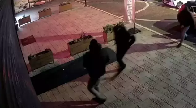 Эсеньюрт: попытка ограбления ювелирного магазина попала на камеру. Воры сбежали, когда сработала сигнализация.