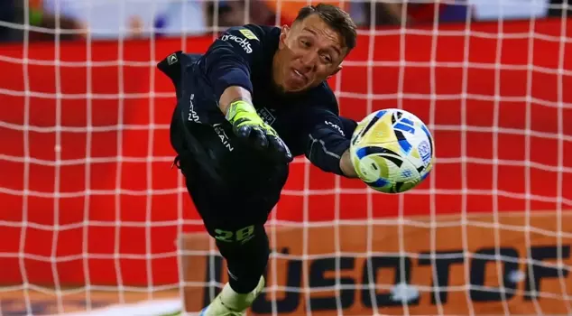 أنقذ موسليرا ركلتين جزائيتين وجعل إستيوديانتيes بطلًا.