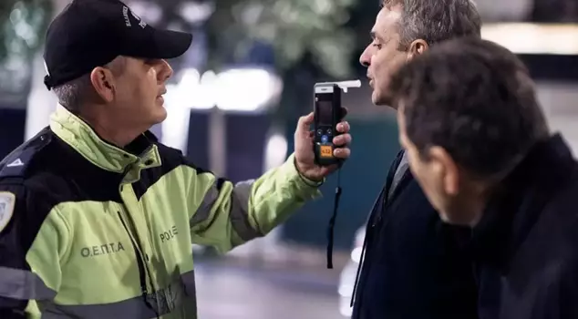 Греция, событие на видео! Остановили премьер-министра и заставили дунуть в алкотестер.