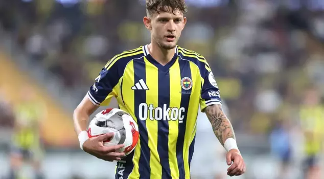 Вся команда направляется к болельщикам, когда Сзымански совершает сенсационное действие.