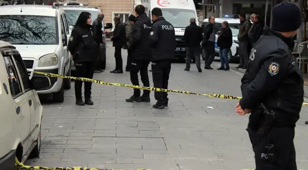 He stabbed passersby: 1 seriously injured, 3 wounded.