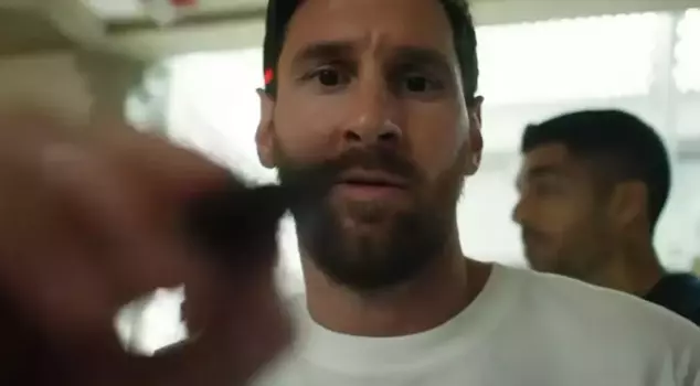 Messi's tough moments while signing for the camera.