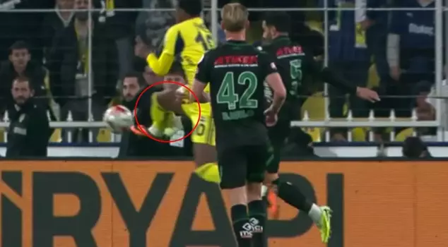 Is it a penalty or not? Famous commentators agreed on Duran's position.