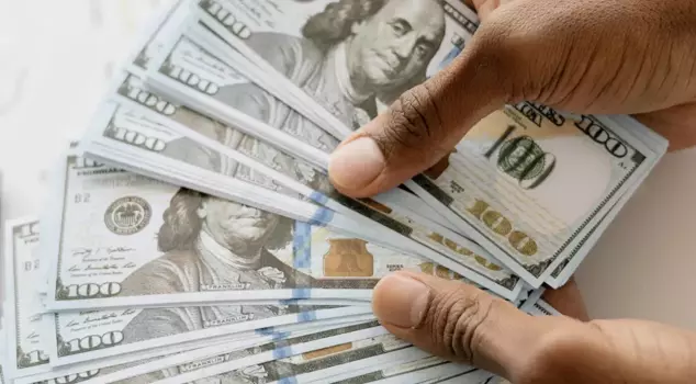 وزير الأعمال الشهير عالميًا وزع مكافآت قدرها 30 مليون ليرة لكل من موظفيه.