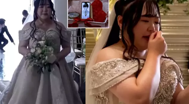 A Japanese woman married an artificial intelligence character, wearing a wedding dress and having a wedding ceremony.