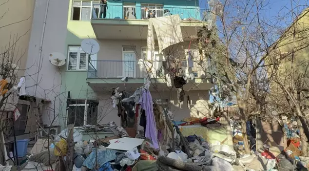 المواطنون احتجوا على الرائحة، وتم إخراج شاحنات من القمامة من المنزل.