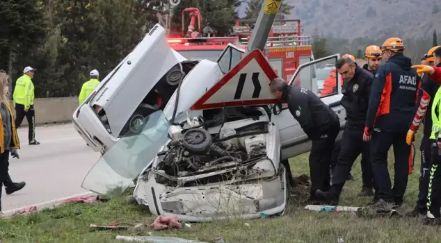 The vehicle crashed into the pole like an arrow! The young lawyer tragically lost his life on the way to the hearing.
