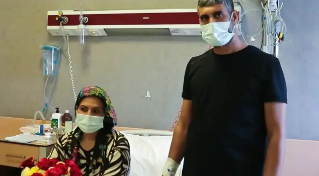 Şanlıurfalı adamın eşine karaciğerini vermesiyle ilgili cümle Arapça'ya şu şekilde çevrilebilir:

