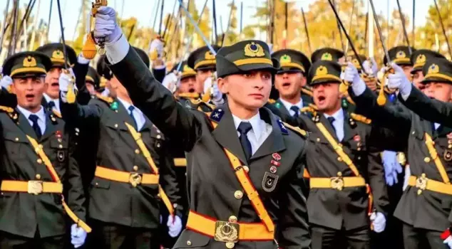 المحكمة أصدرت الكلمة الأخيرة بشأن مراسم قسم اليمين للضباط.