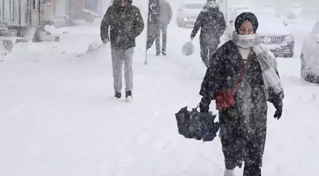 It is snowing heavily in Istanbul! It will continue to snow for 4 days without interruption.