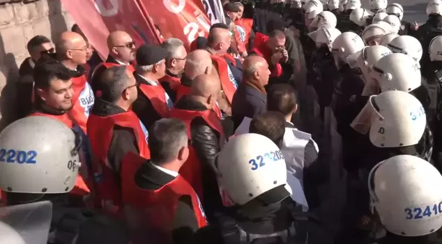 Police teams surrounded the group that wanted to protest in front of the Turkish Grand National Assembly (TBMM).