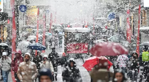 It's snowing heavily on New Year's! A first in Istanbul after 10 years.